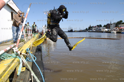 W porcie morskim w Ustce trwa wydobywanie z dna kanalu...