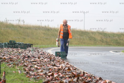 Przy wyjezdzie z obwodnicy Chojnic z tira wypadlo ......