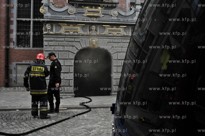 Pozar w piwnicach zabytkowej Gdanskiej Zbrojowni w...