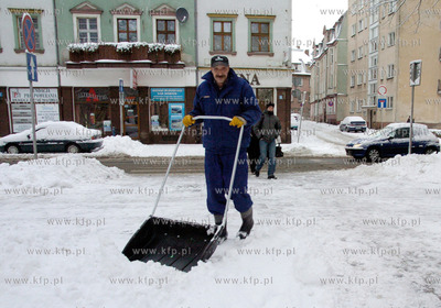 Slupsk

Trwa odsniezanie ulic i chodnikwo w Slupsku....