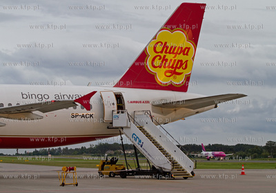 Gdansk, Rebiechowo. Nz. Airbus 320 Bingo Airways.
12.09.2012...