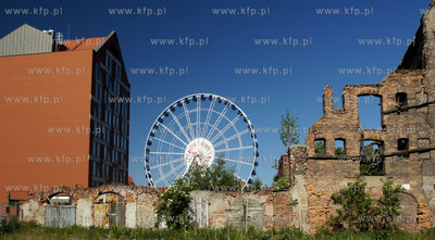 Gdansk. Kolo widokowe na Wyspie Spichrzow widziane...