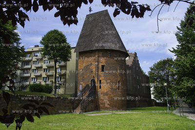 Baszta Czarownic zostala wzniesiona w latach 1411-1415....