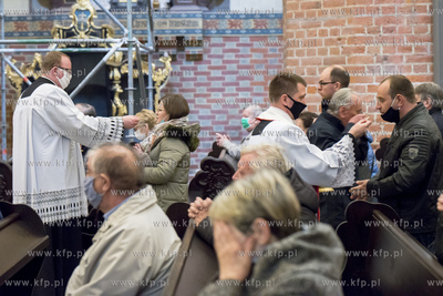 Pierwsza niedziela kiedy obowiązuje  limit osób w...