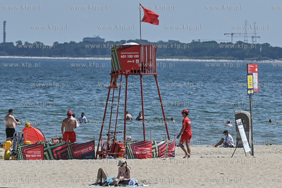 Sopot. Plaża. Czerwona flaga sygnalizująca zakaz...