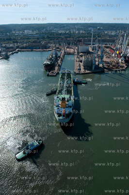 Stocznia Gdynia z lotu ptaka. NZ wprowadzanie statku...