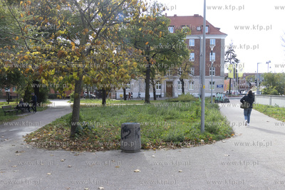 Skwer im. Ignacego Daszyńskiego położony pomiędzy...