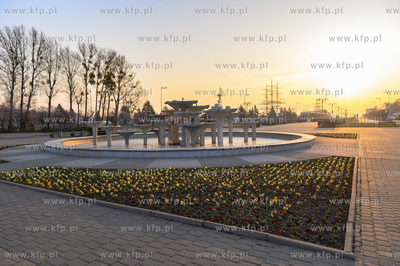 Gdynia. Skwer Kościuszki o poranku. Nz. Fontanna....