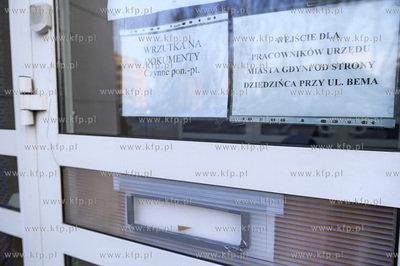 Gdynia. Urząd Miasta. W związku z zagrożeniem epidemicznym...