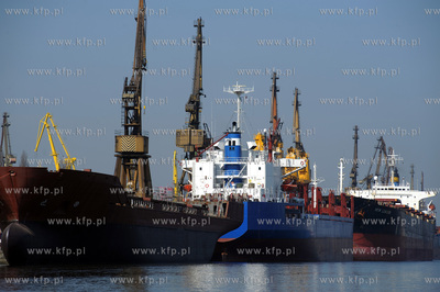 Gdansk. Statki w kanale portowym, przy nabrzezu Stoczni...