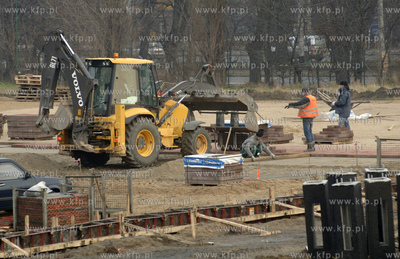 Gdansk. Budowa lodowiska na dawnym Placu Zebran Ludowych....