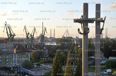Widok na dzwigi Stoczni Gdansk, na pierwszym planie...