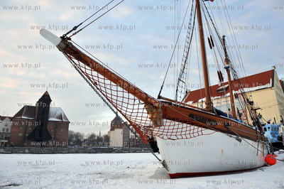 Zimowy Gdansk widziany z perpektywy zamarznietej Motlawy....