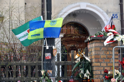 Sopot. Ul. Armii Krajowej 55. Ludzie skladaja kwiaty...