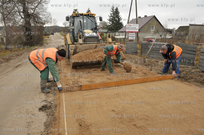 Prace przy remoncie i utwardzaniu kolejnego odcinka...