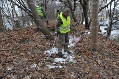 Poszukiwania przez firme Explosive niewybuchow i niewypalow...