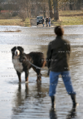 Wezbrane wody rzeki Radunia spowodowaly podtopienia...