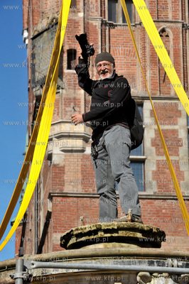 Gdansk. Demontaz figury Neptuna z fontanny na Dlugim...
