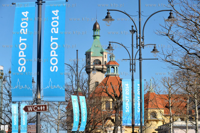 Sopot. Na placu Przyjaciol Sopotu i okolicach widac,...