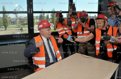 Prezydent Lech Walesa zwiedzal budowe Europejskiego...