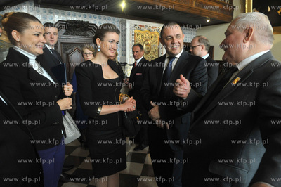 Dwor Artusa. Prezydent Lech Walesa wreczyl przyznawana...