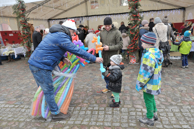 Jarmark Bozonarodzeniowy na placu Mariackim przy kosciele...