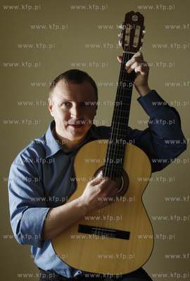 Posel Jacek Kurski i jego gitara. 17.04.2008 fot. Krzysztof...