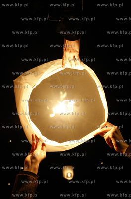 Gdansk. Plac Kobzdeja. 96 lampionow wypuszczono przez...