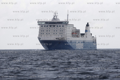 Gdynia. Port. Prom armatora Finnlines, kursujacy na...