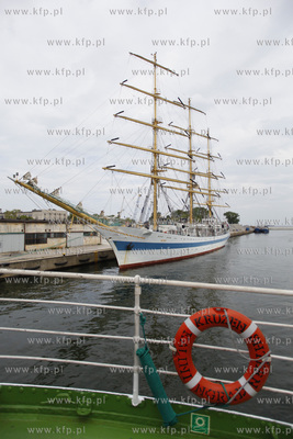 Zaglowce Mir i Kruzenshtern  cumuja w Gdyni przy nabrzezu...
