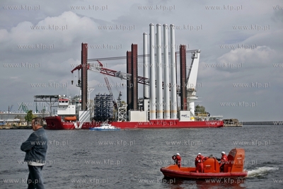 Port Gdynia. Statek - jednostka sluzaca budowie morskich...