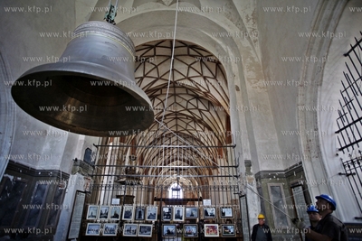 Gdansk. Kosciol sw. Katarzyny. Montaz 50 dzwonu carillonu,...