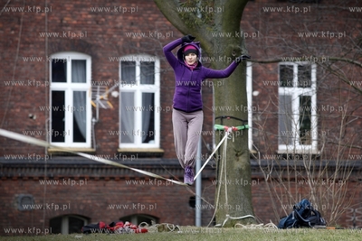 Ela Ostrowska trenuje slackline, czyli chodzenie po...