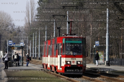 Gdańsk. Tramwaj nr 5 ( Konstal 105 NA ) przy ul.Krasickiego...