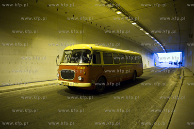 Konferencja prasowa i przejazd zabytkowym autobusem...
