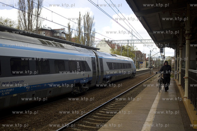 Pociąg Pendolino przy peronie dalekobieżnym na dworcu...