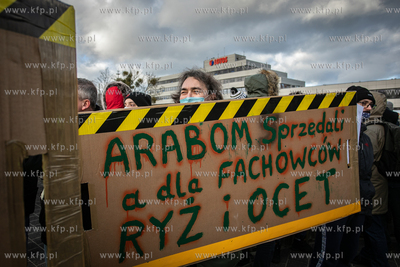 Pikieta pracowników Grupy Lotos pod biurowcem rafinerii,...