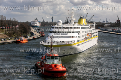 Statek wycieczkowy Hamburg wpływa do gdańskiego portu...