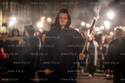 Nocne Misterium Krzyża - procesja pokutna w Wielki...