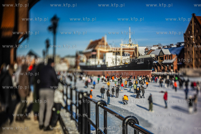 Tłumy spacerowiczów na zamarzniętej Motławie w...
