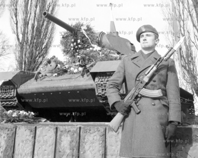 Czolg T-34 pomnik przy Al.. Zwyciestwa w Gdansku w...