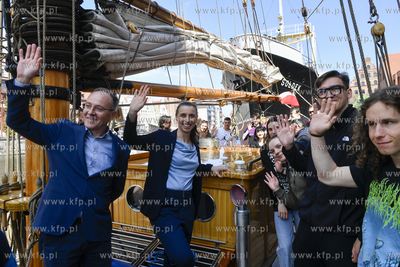 Konferencja na żaglowcu Generał Zaruski podczas której...