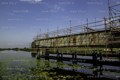 Rybina. Remont obrotowego mostu kolei wąskotorowej....