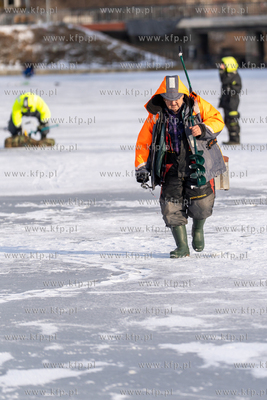 Wędkarstwo podlodowe w Gdańsku na skutej lodem Motławie...