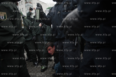 Berlin. Demonstracja grup lewicowych i antyfaszystow...
