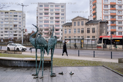 Gdańsk Wrzeszcz. Nz. Okradziona fontanna z rzeźbą...