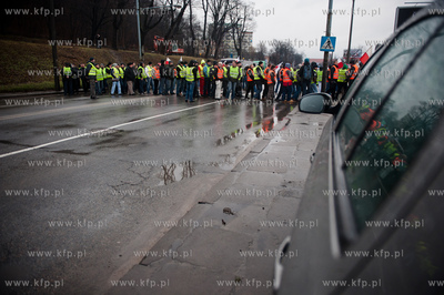Gdansk. Trakt Sw. Wojciecha. Rybacy blokujac przejscie...