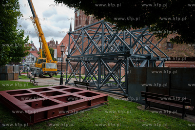 Gdansk. Skwer przy Wielkim Mlynie. Montaz instalacji...
