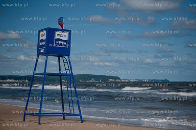 Gdansk. Czerwona flaga wywieszona na plazy w Jelitkowie...