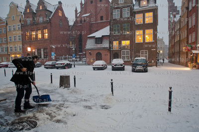 Gdansk. Ul. Piwna. Zima i obfite opady sniegu wrocily...